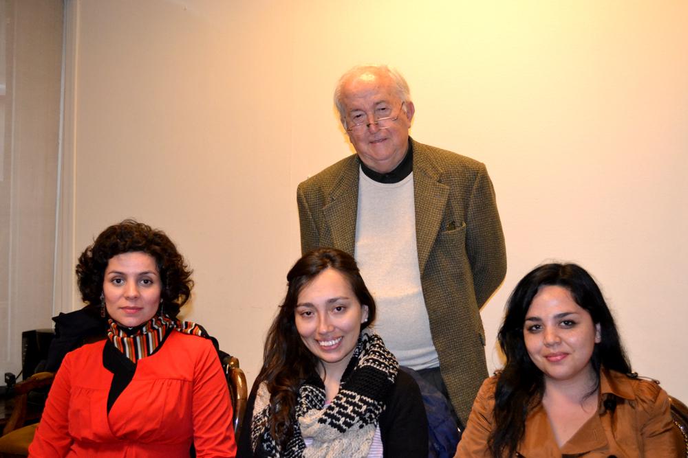 El profesor Sulbrandt junto a sus ayudantes Ángela Navarro, Ana María Moraga y Tamara Yáñez.