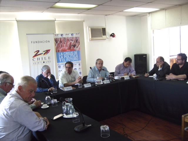 El profesor Micco expuso en seminario sobre la desconfianza en las instituciones en Chile 21