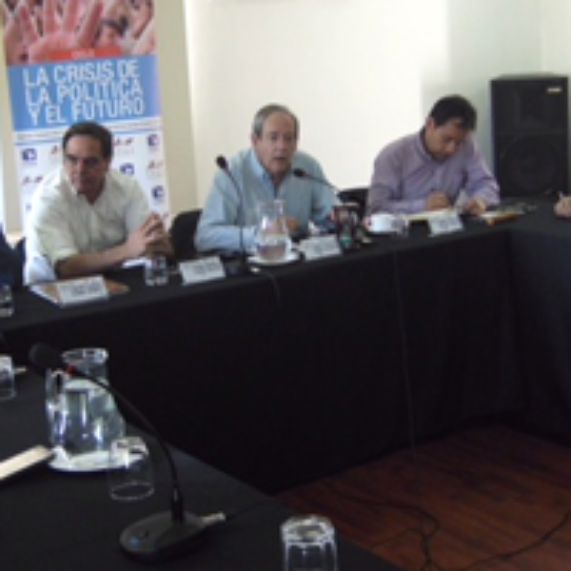 El profesor Micco expuso en seminario sobre la desconfianza en las instituciones en Chile 21
