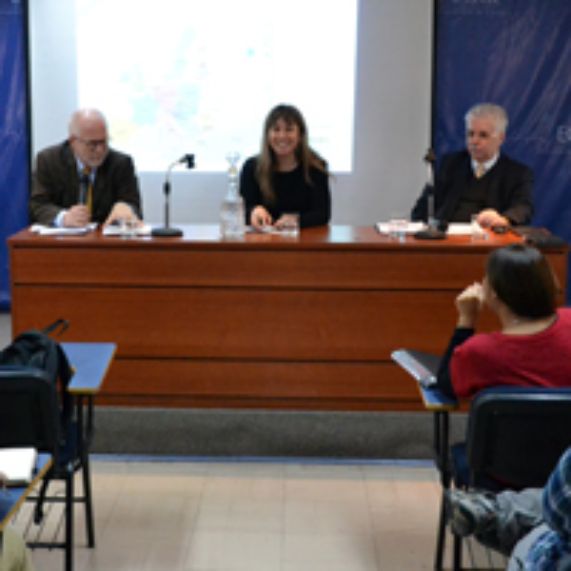 Embajadores de Hungría y de Portugal expusieron en la Escuela de Gobierno