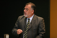 El Ministro del Trabajo Osvaldo Andrado inauguró el seminario con un análisis de la investigación realizada por la U. de Chile.