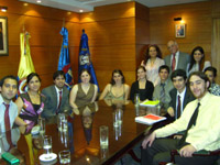 El embajador de Colombia, señor Jesús Vallejo Mejía, las profesoras Carolina Sancho y  Francisca Quiroga y los alumnos seleccionados y alumnas seleccionadas. 