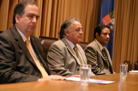 El Director Nacional del SENCE, Fernando Rouliez, junto a las autoridades del INAP Eduardo Araya y Ariel Ramírez.